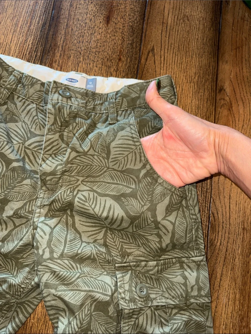 Old Navy Olive Leaf-Print Cargo Shorts